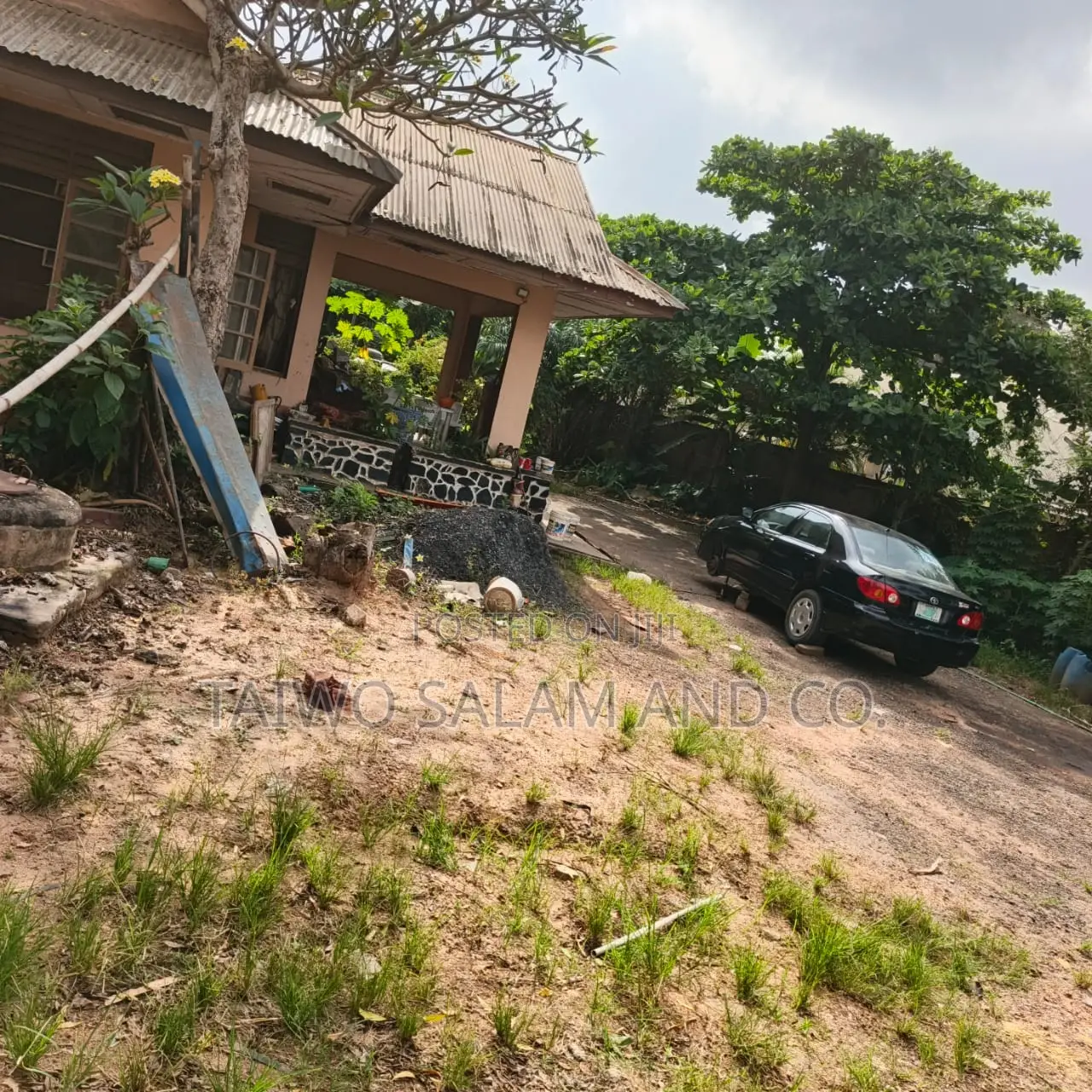 Old Bungalow on 1000sqm of Land