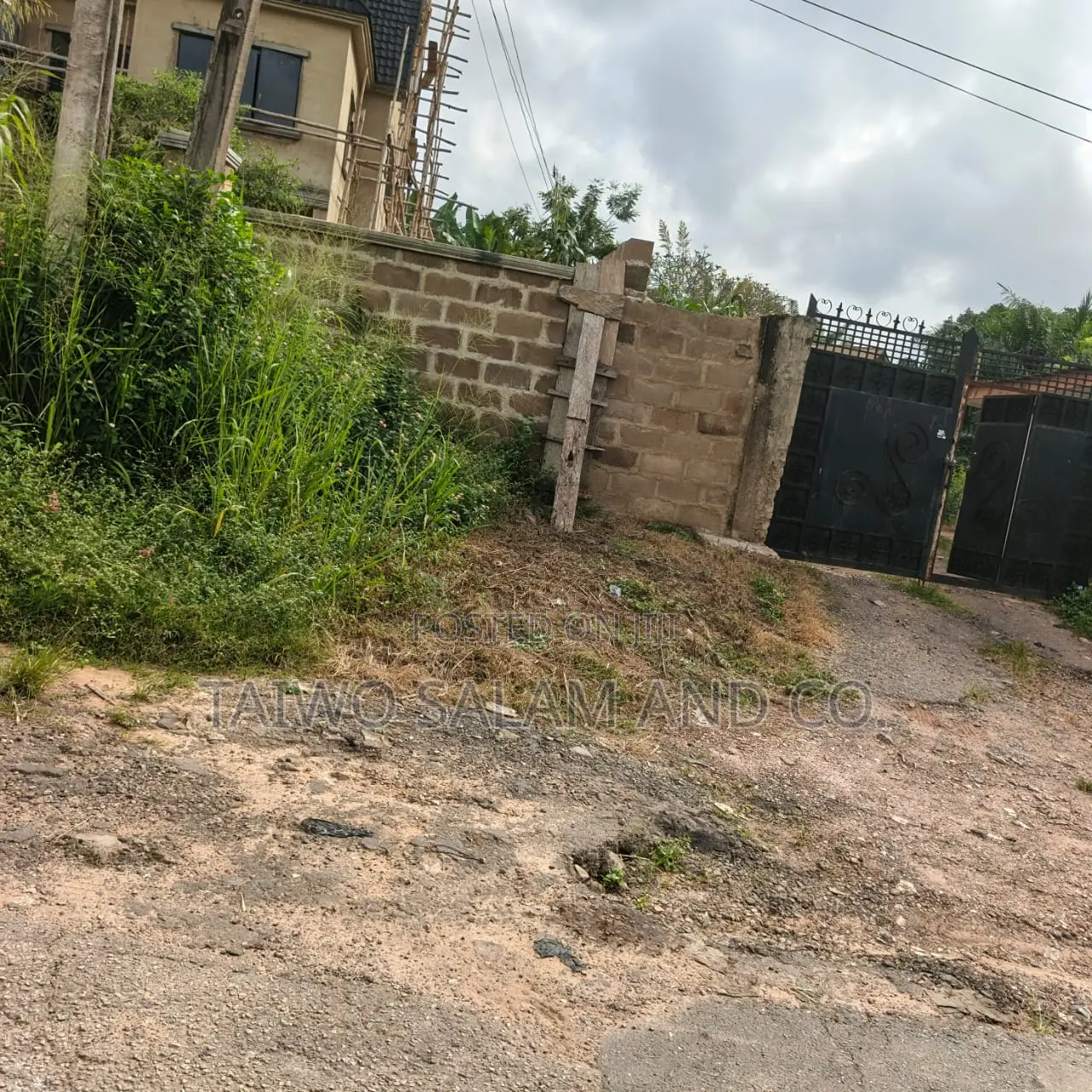 Old Bungalow on 1000sqm of Land