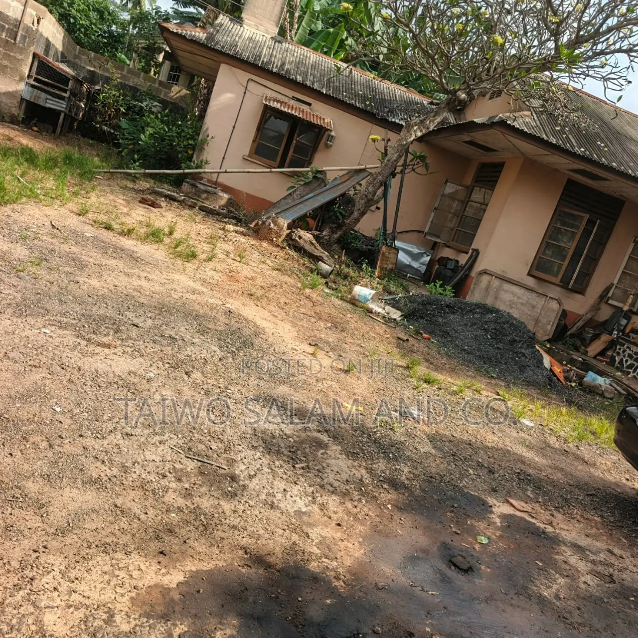 Old Bungalow on 1000sqm of Land