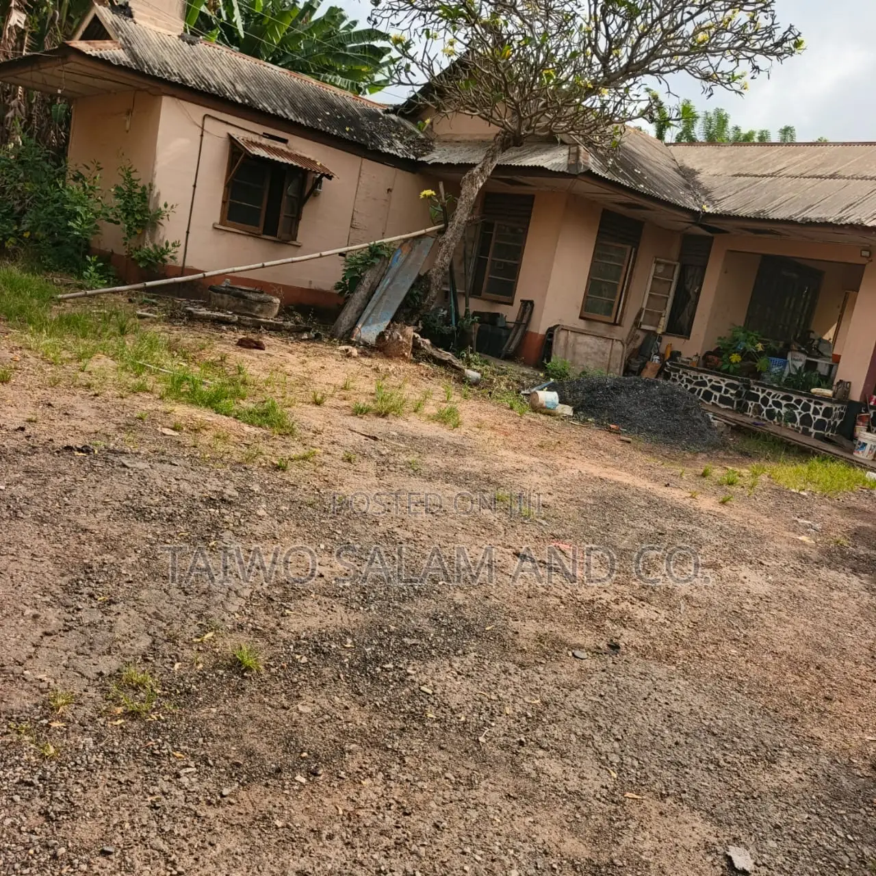 Old Bungalow on 1000sqm of Land