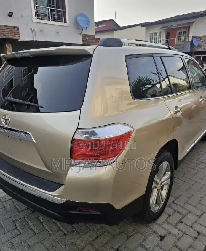 Toyota Highlander 2011 Gold