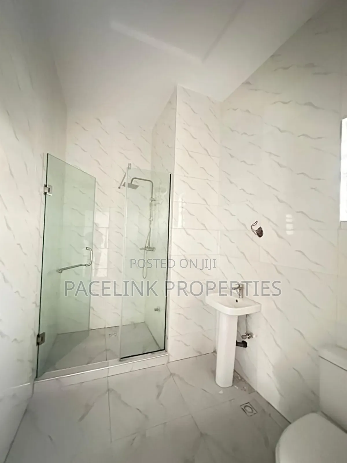 3bdrm Apartment in Surulere for sale
