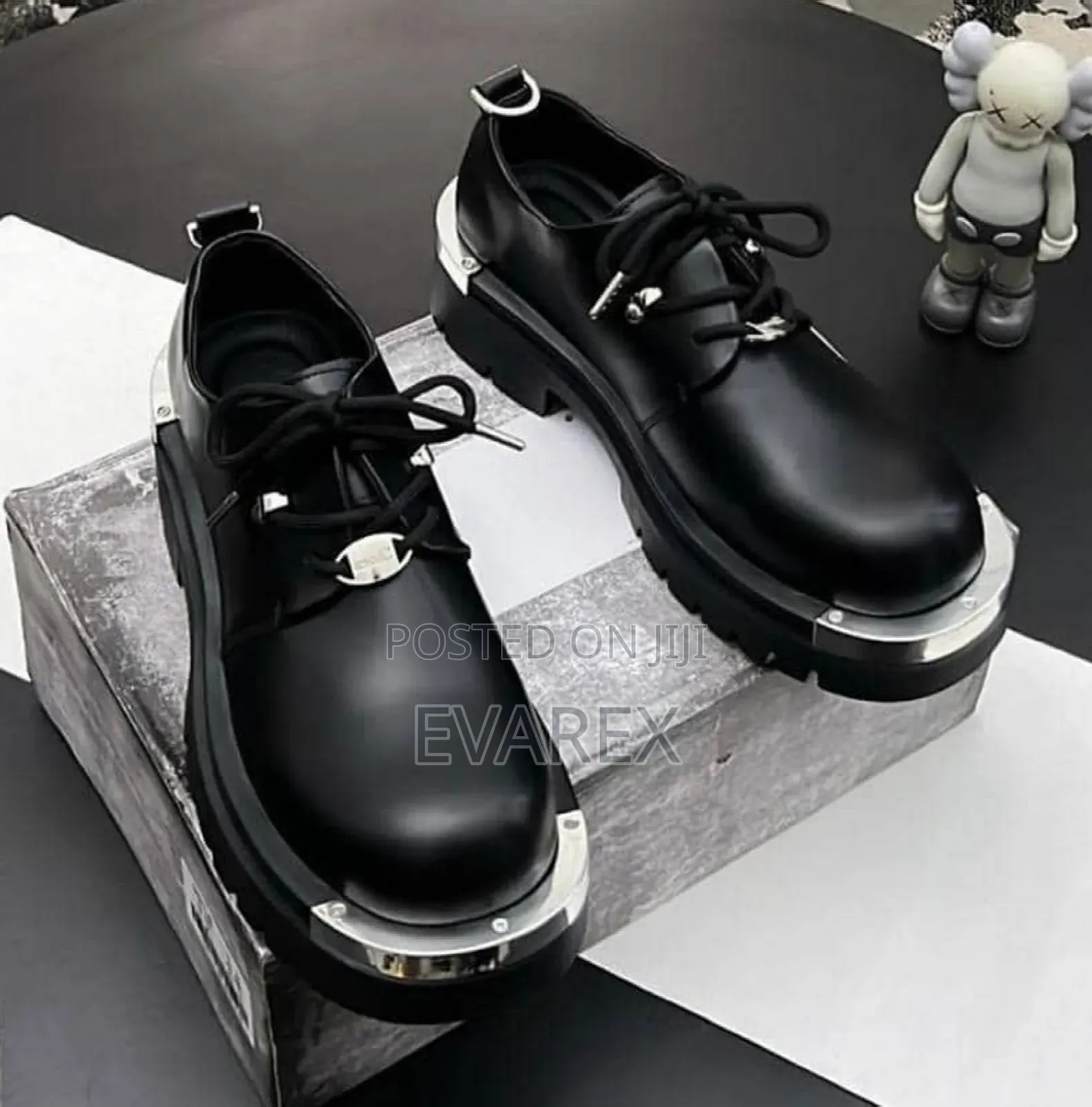 High Quality Black Shoe With Metal Design