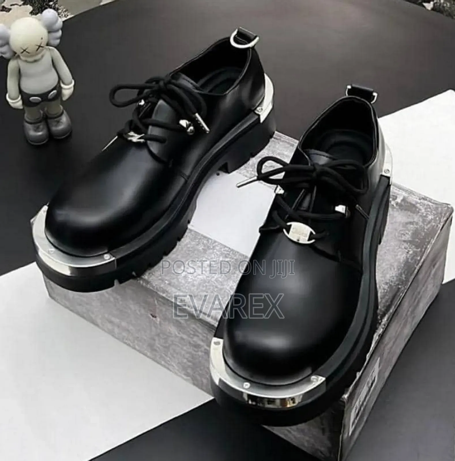 High Quality Black Shoe With Metal Design