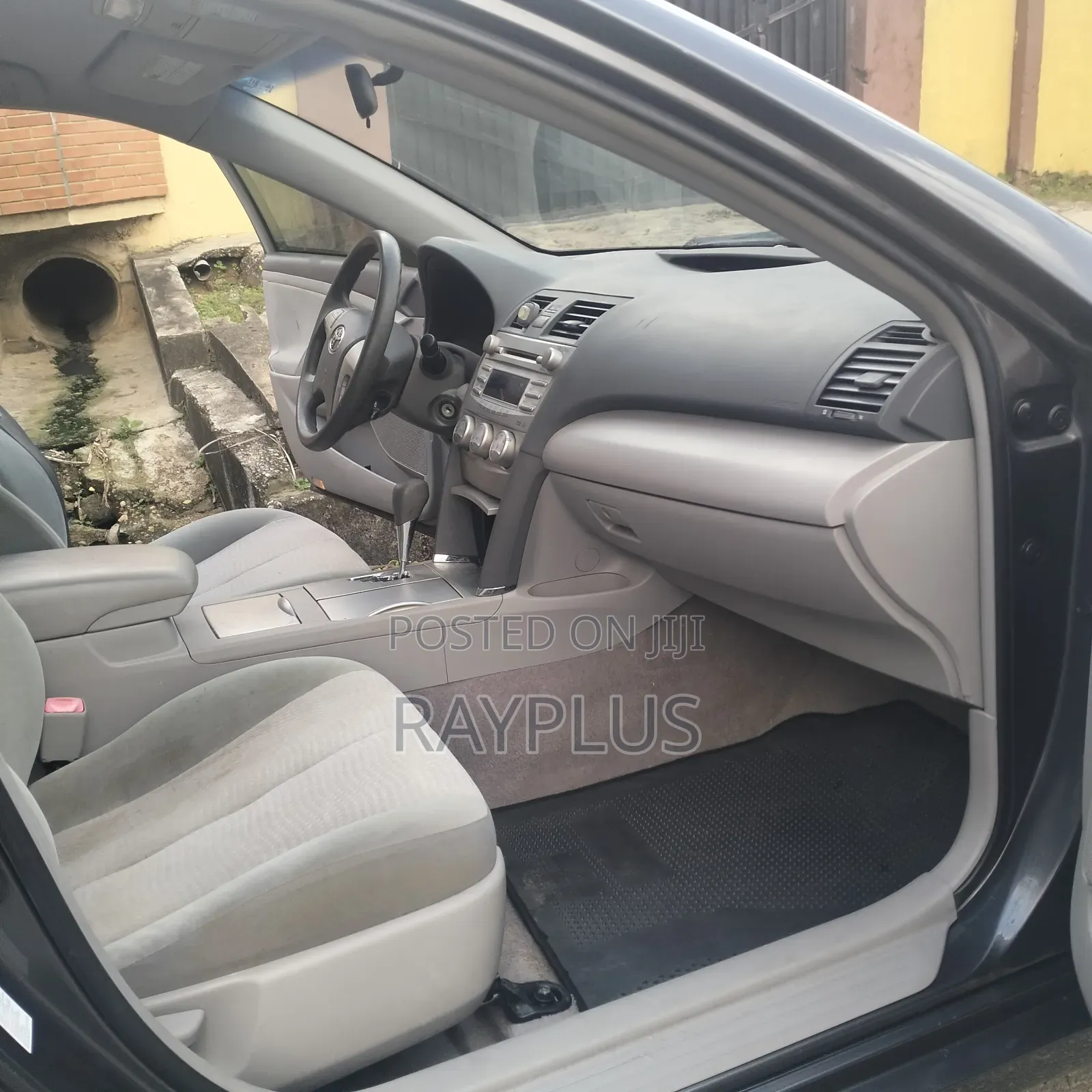 Toyota Camry LE V6 4dr Sedan (3.5L 6cyl 6AM) 2010 Gray
