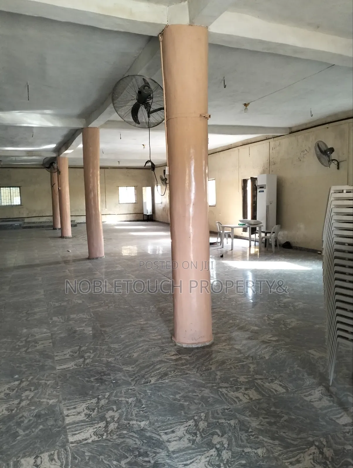 Commercial Building Along the Major Road for Lease