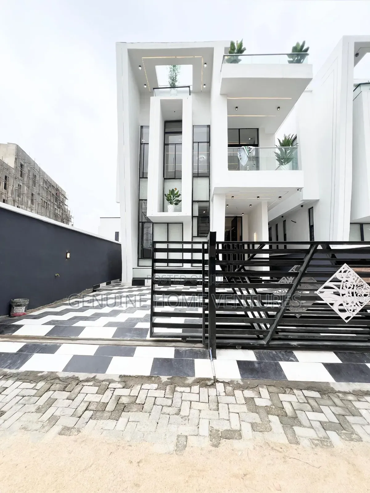 5bdrm Duplex in Chevron for sale