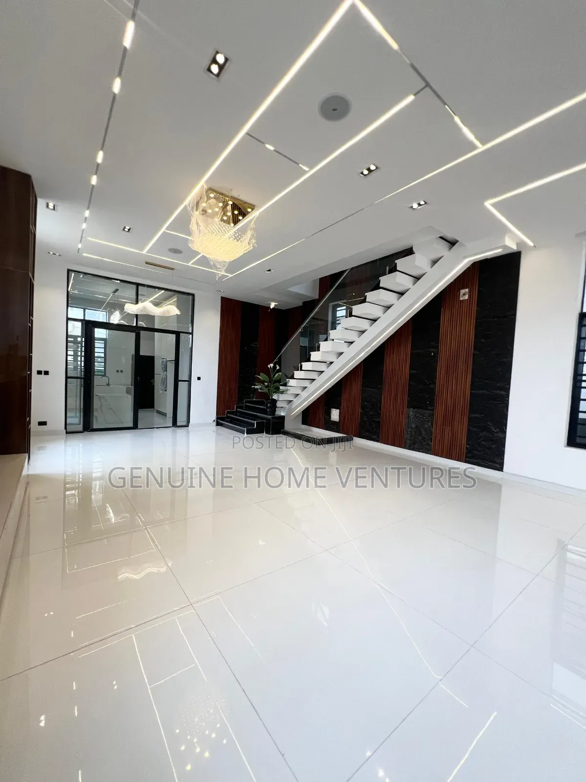 5bdrm Duplex in Chevron for sale