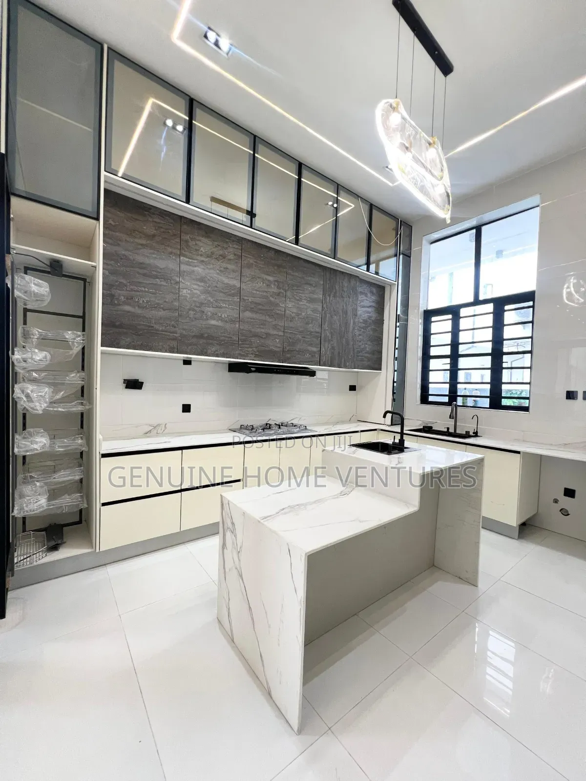 5bdrm Duplex in Chevron for sale
