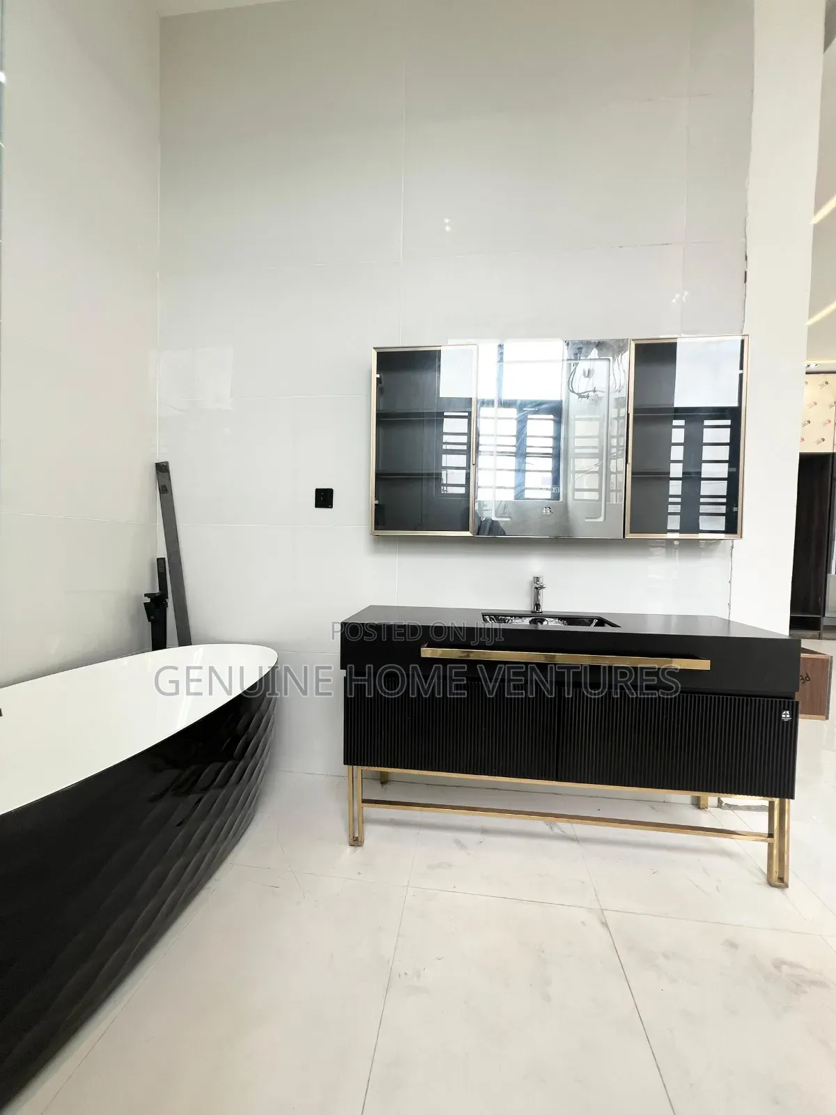 5bdrm Duplex in Chevron for sale