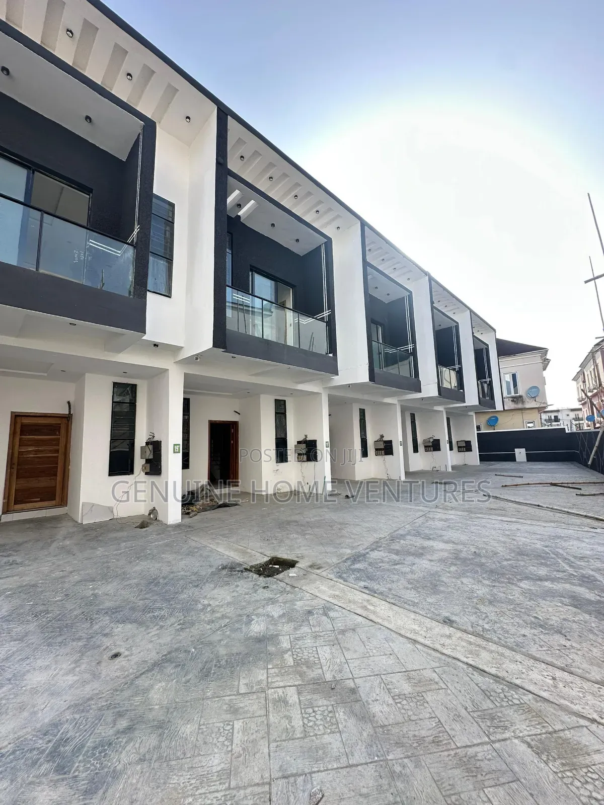 4bdrm Duplex in Chevron for sale