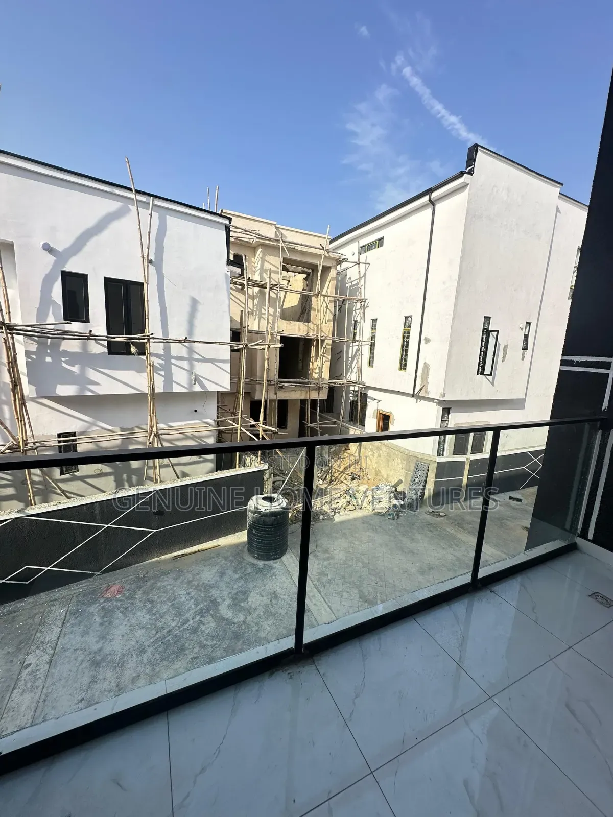 4bdrm Duplex in Chevron for sale
