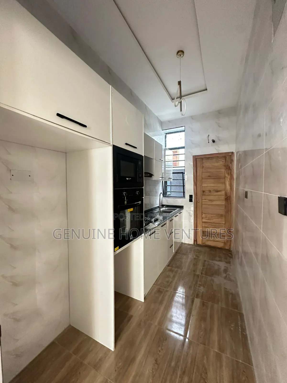 4bdrm Duplex in Chevron for sale