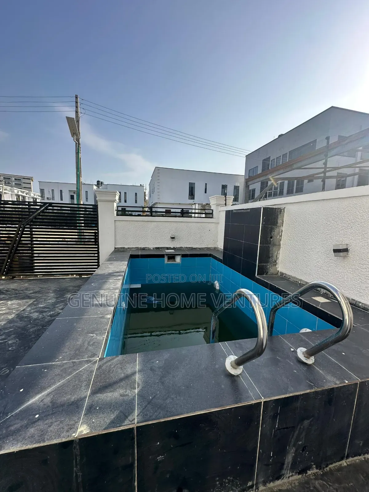 4bdrm Duplex in Chevron for sale
