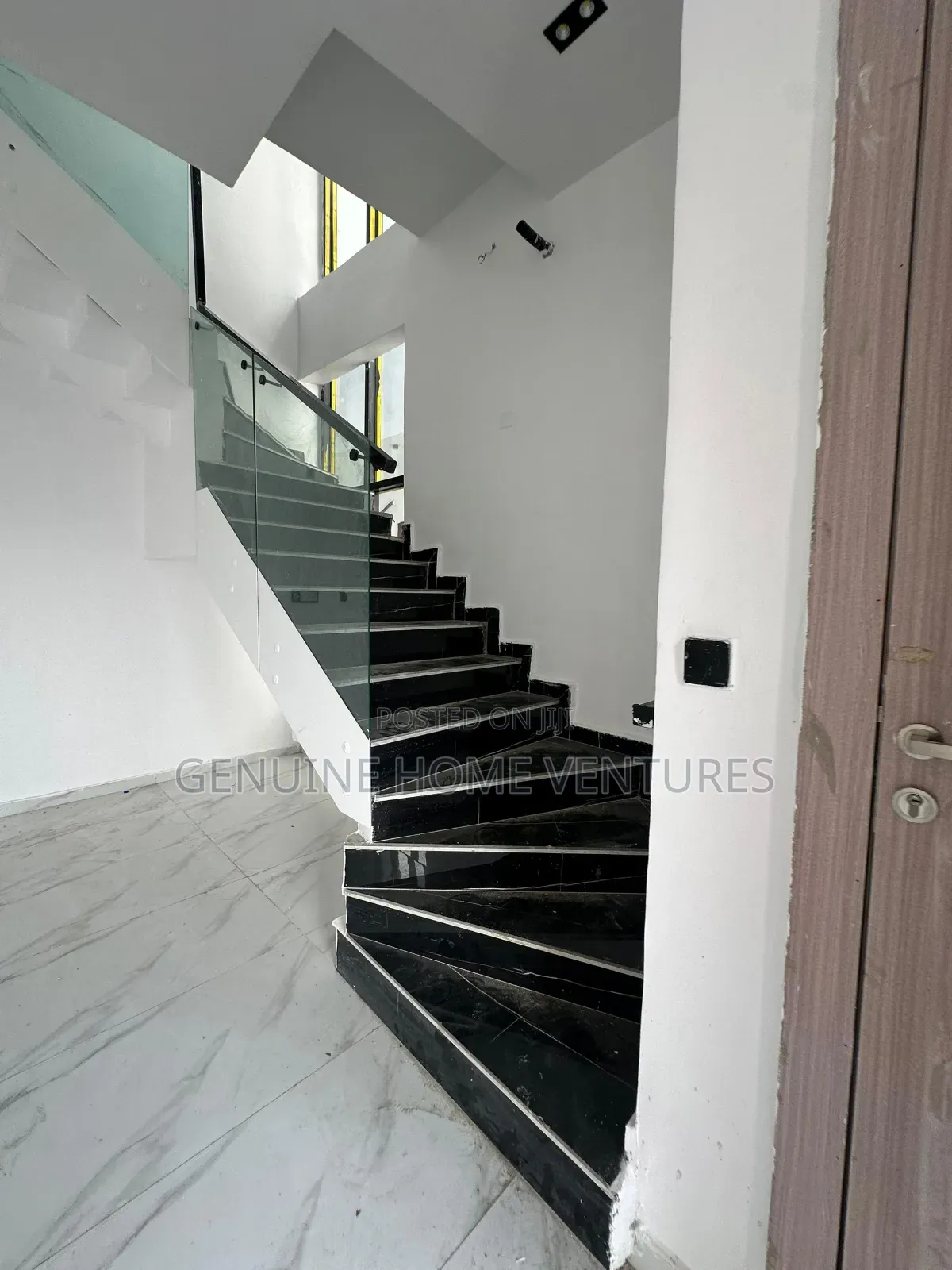 4bdrm Duplex in Chevron for sale