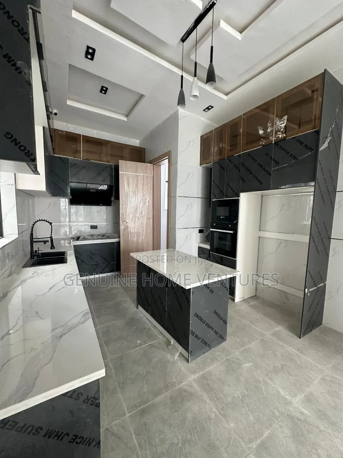 4bdrm Duplex in Chevron for sale