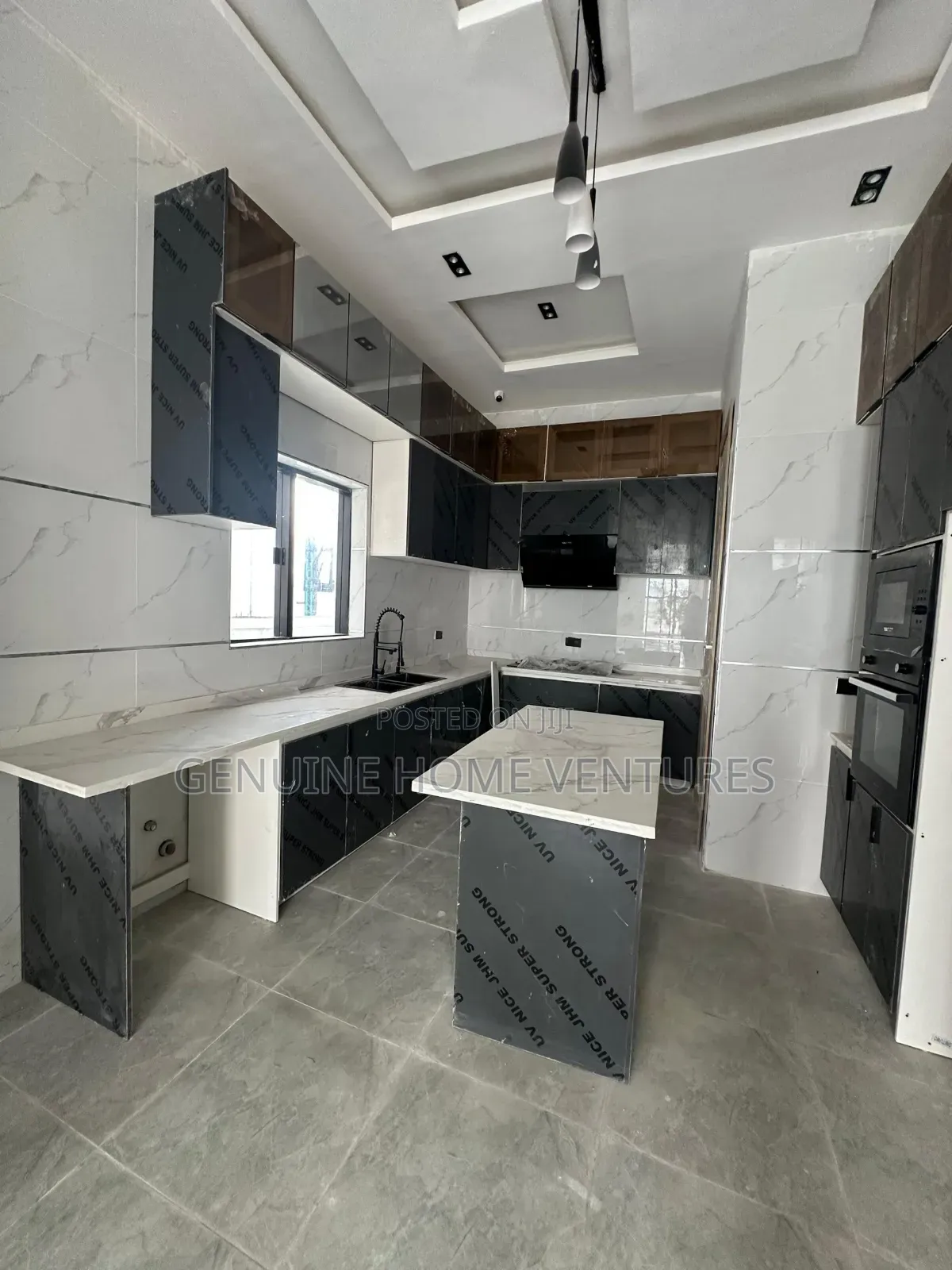 4bdrm Duplex in Chevron for sale