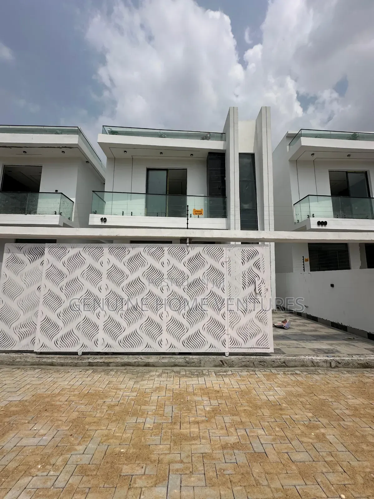 4bdrm Duplex in Orchid Road, Chevron for sale