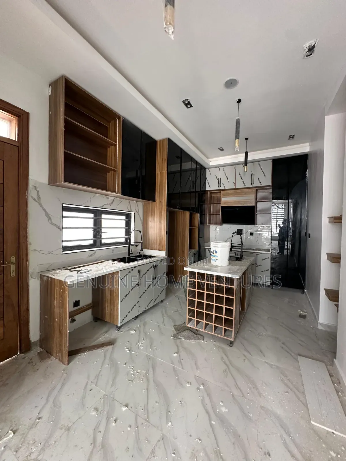 4bdrm Duplex in Orchid Road, Chevron for sale