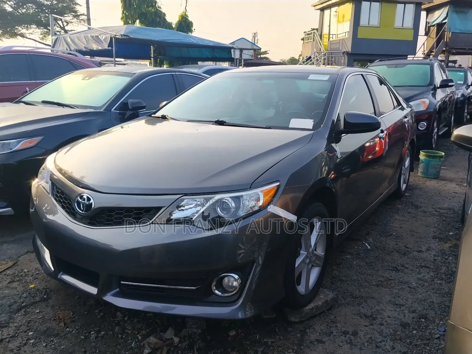 Toyota Camry SE 4dr Sedan (2.5L 4cyl 6A) 2014 Gray