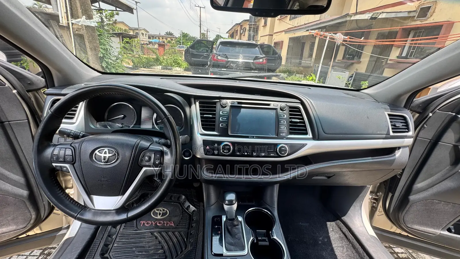 Toyota Highlander XLE 4dr SUV AWD (3.5L 6cyl 6A) 2015 Gold