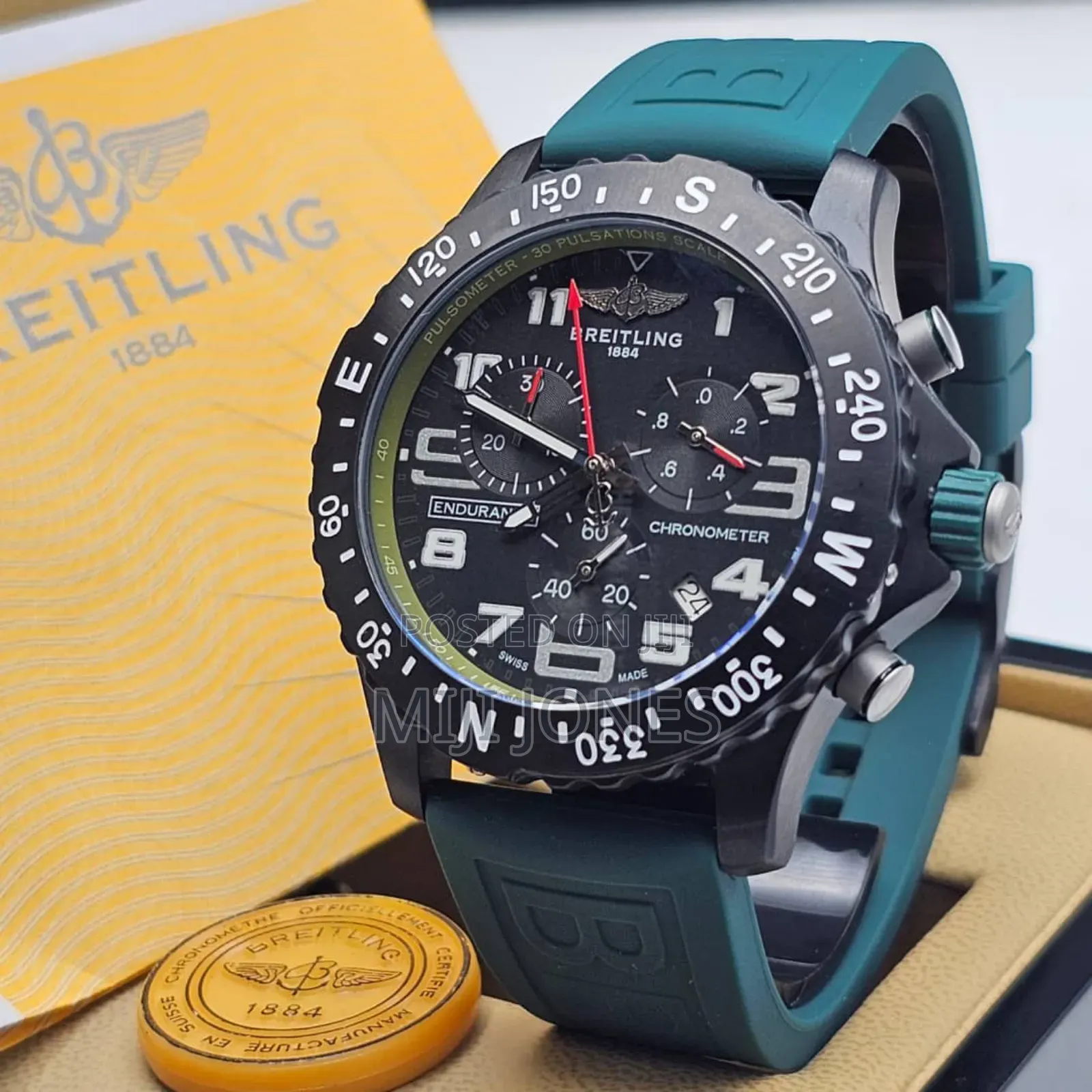 "Breitling-inspired Rubber Watch - Classic Style, Battery Powered"