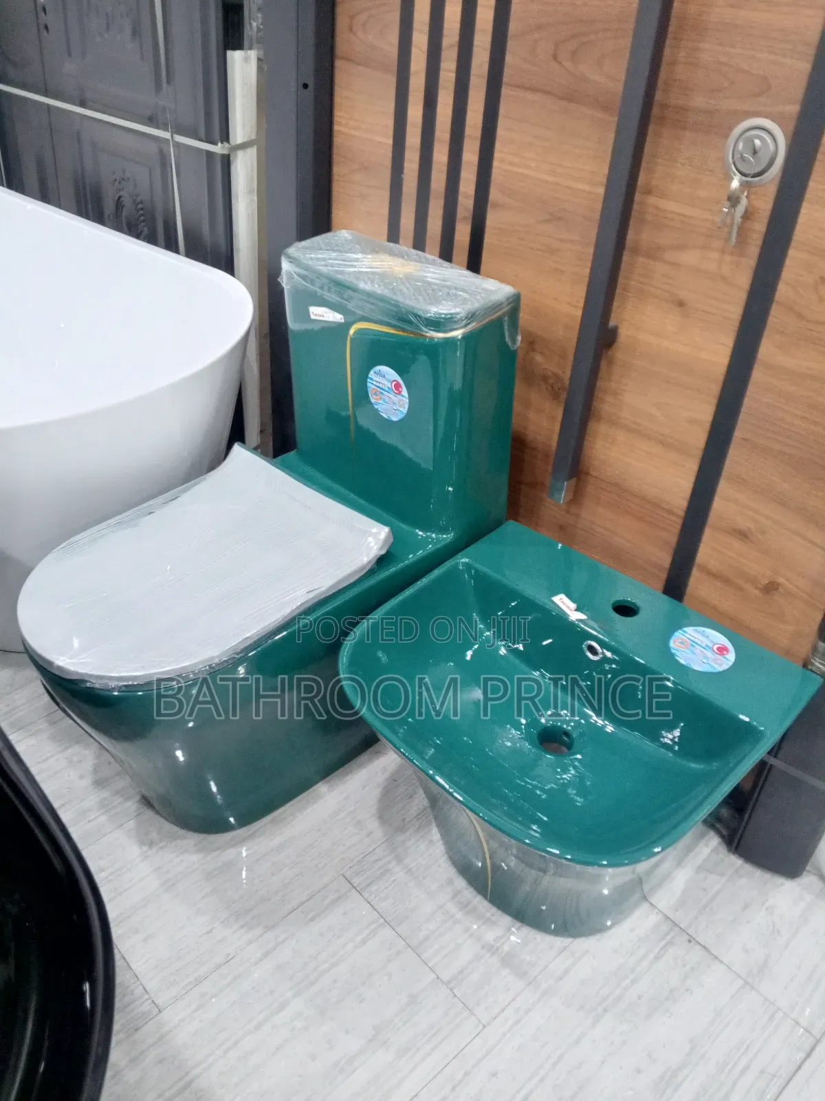 Luxury Colour With Strip Gold Water Closet With Wallhung Basin