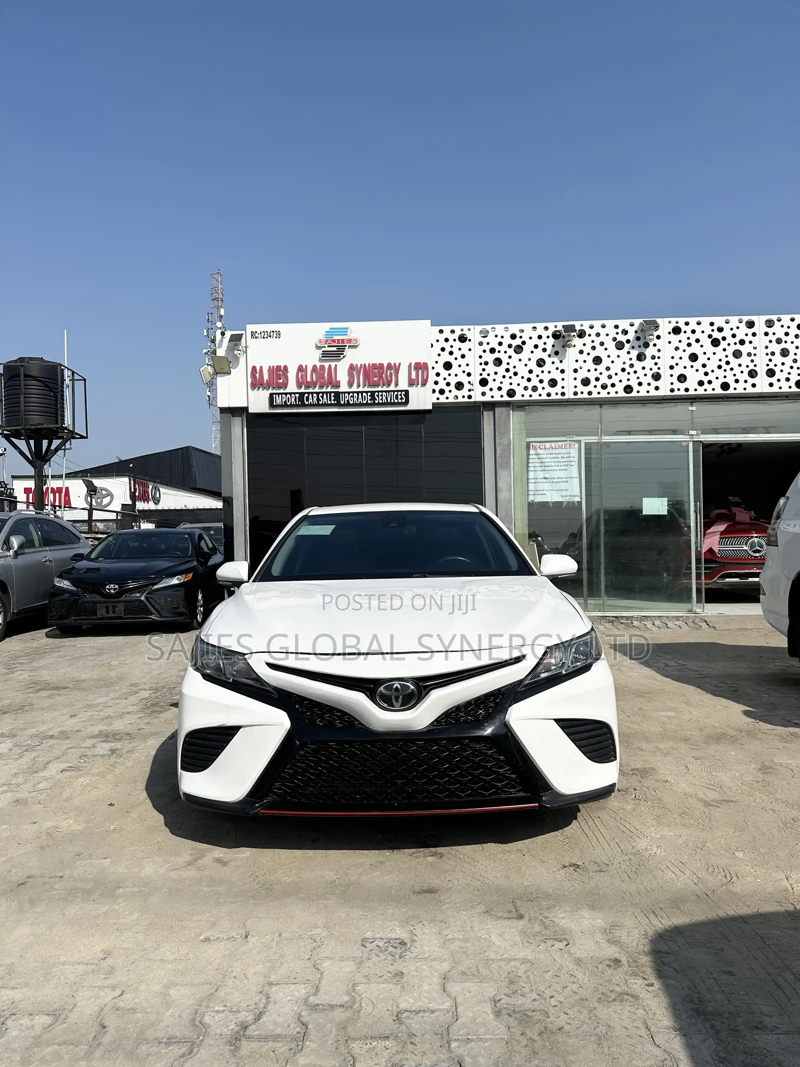 Toyota Camry SE FWD (2.5L 4cyl 8AM) 2018 White