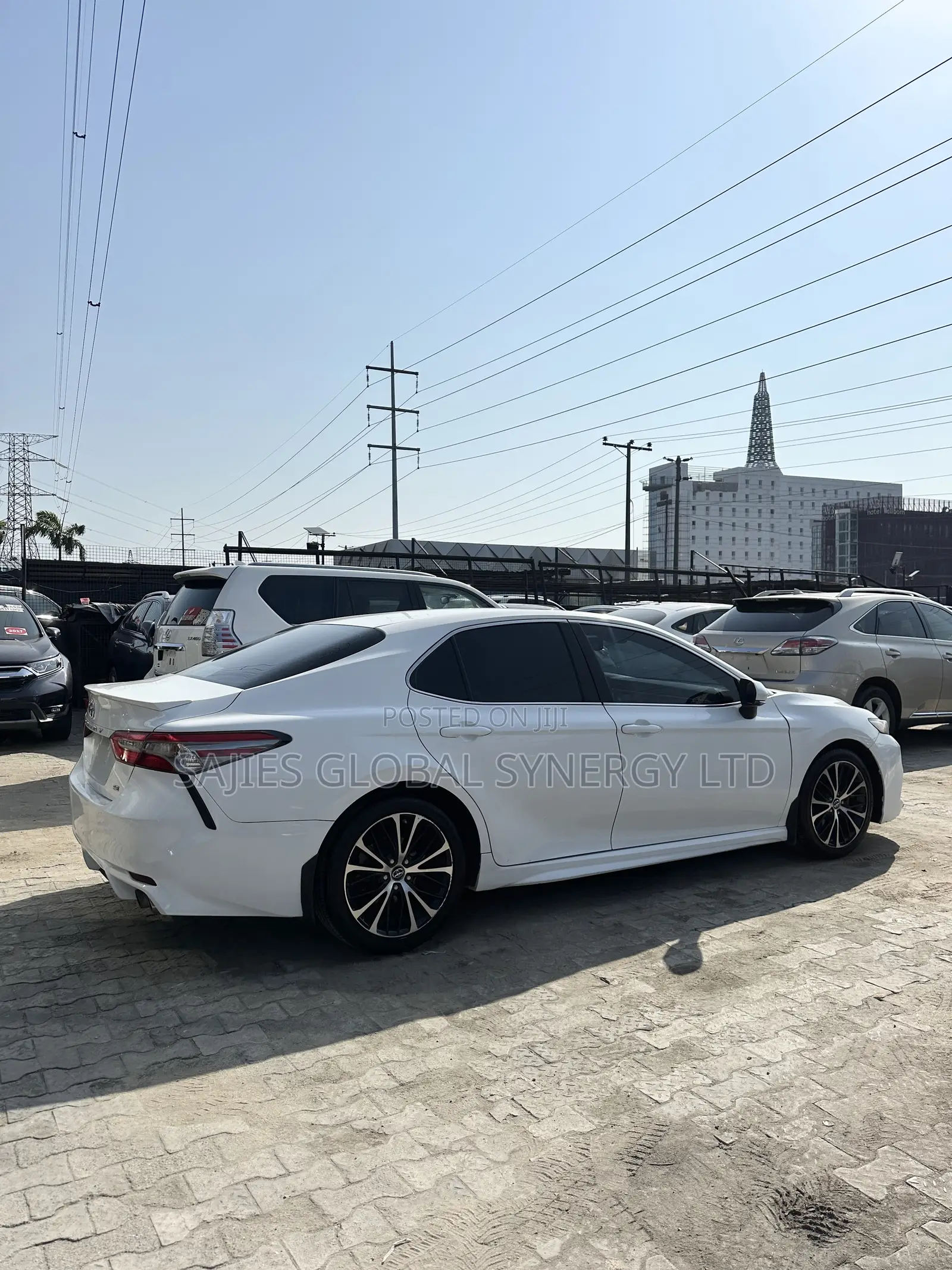 Toyota Camry SE FWD (2.5L 4cyl 8AM) 2018 White
