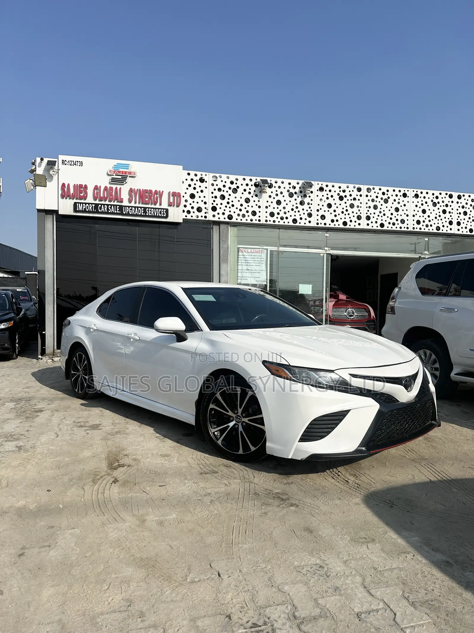 Toyota Camry SE FWD (2.5L 4cyl 8AM) 2018 White