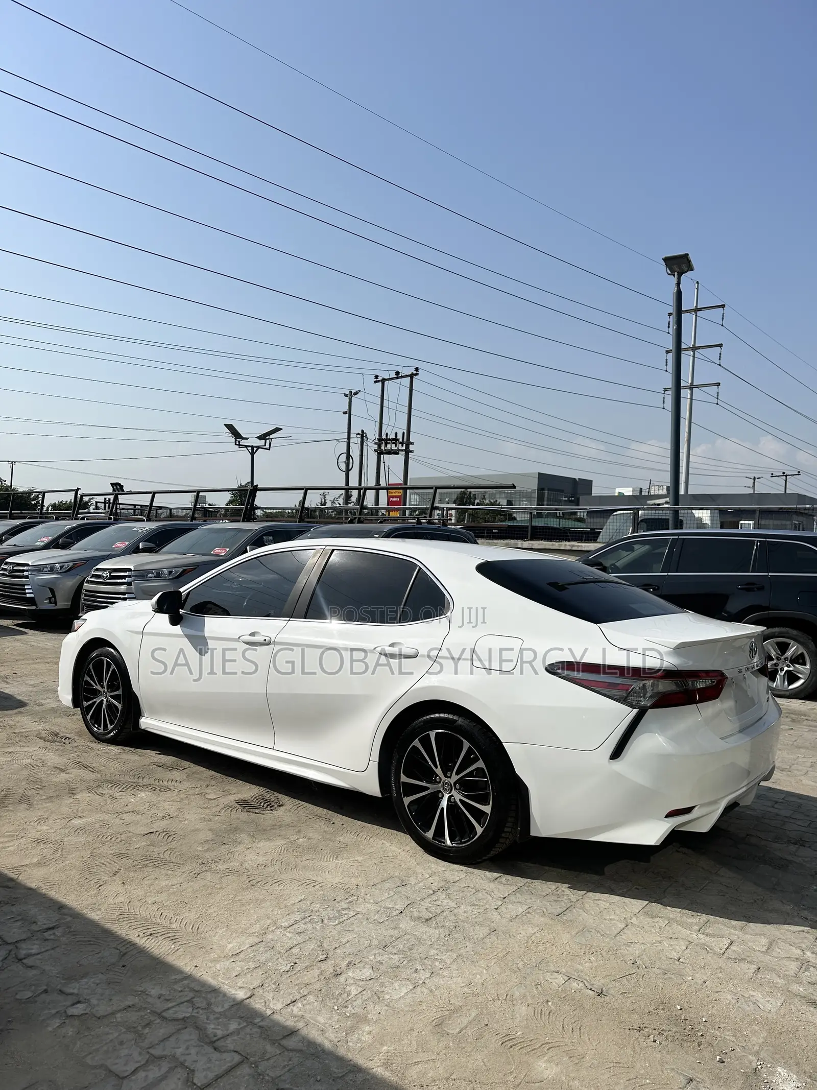 Toyota Camry SE FWD (2.5L 4cyl 8AM) 2018 White