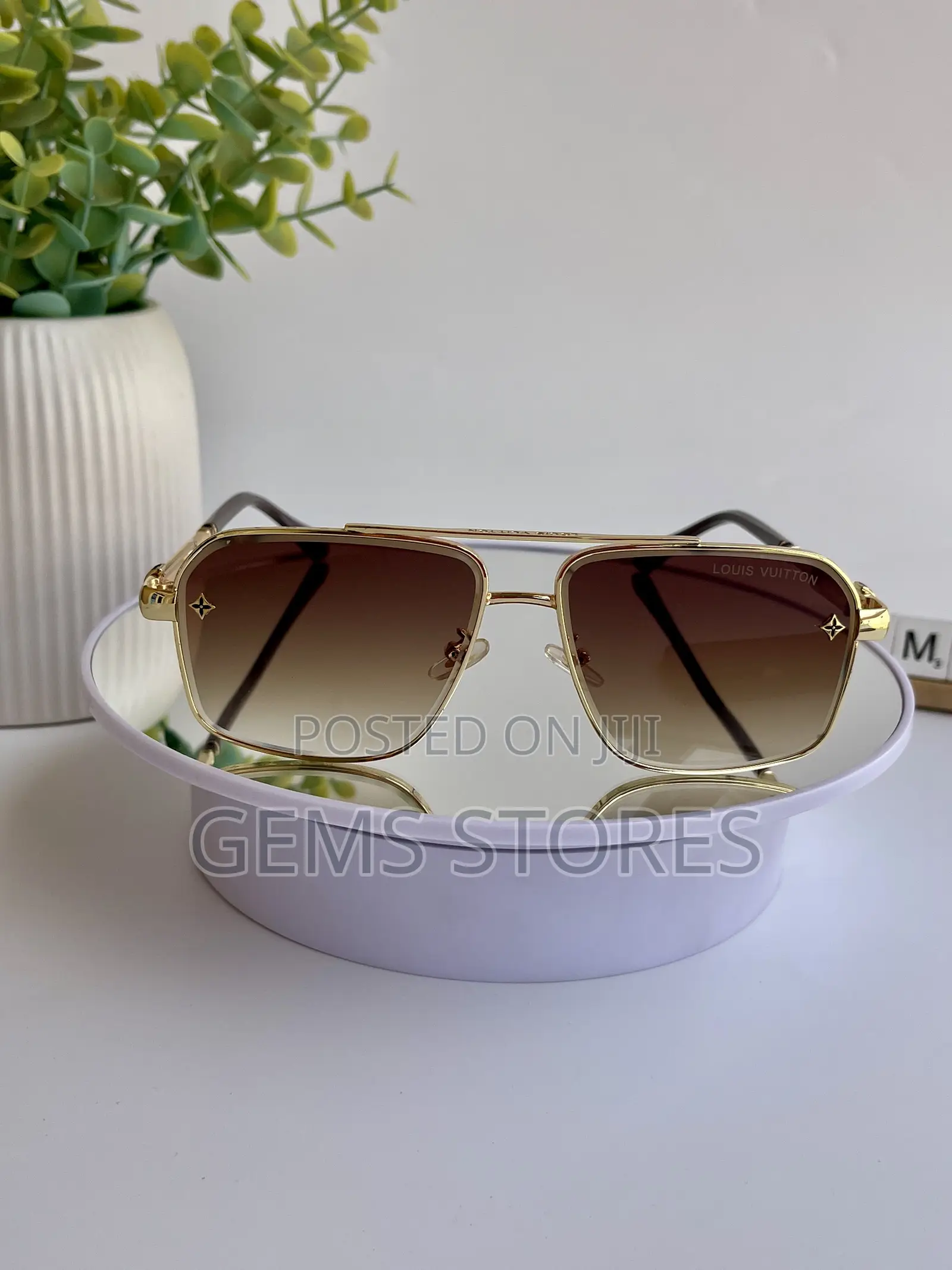 Elegant Louis Vuitton Style Square Sunglasses - Brown Gradient