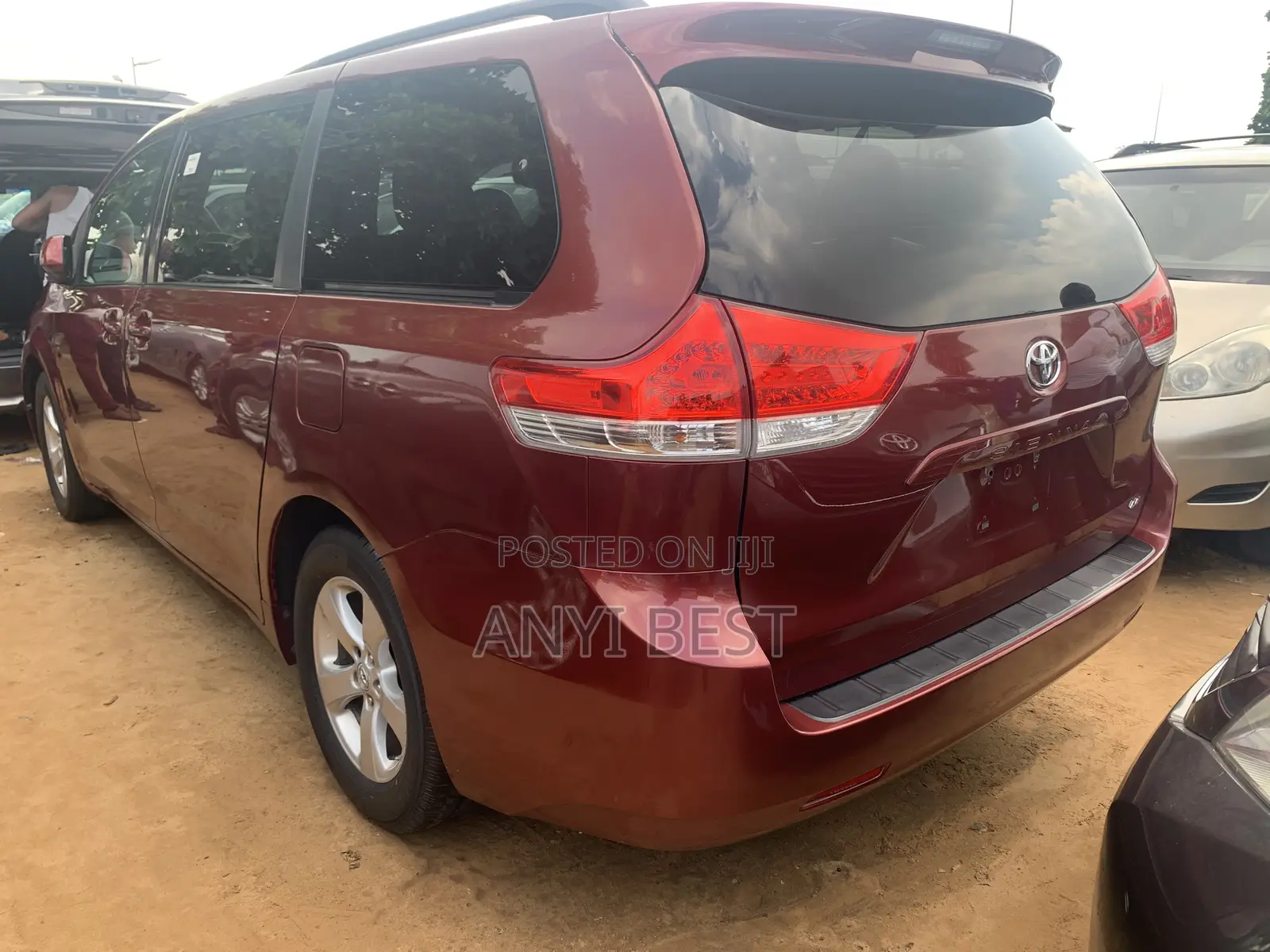 Toyota Sienna 2011 Red