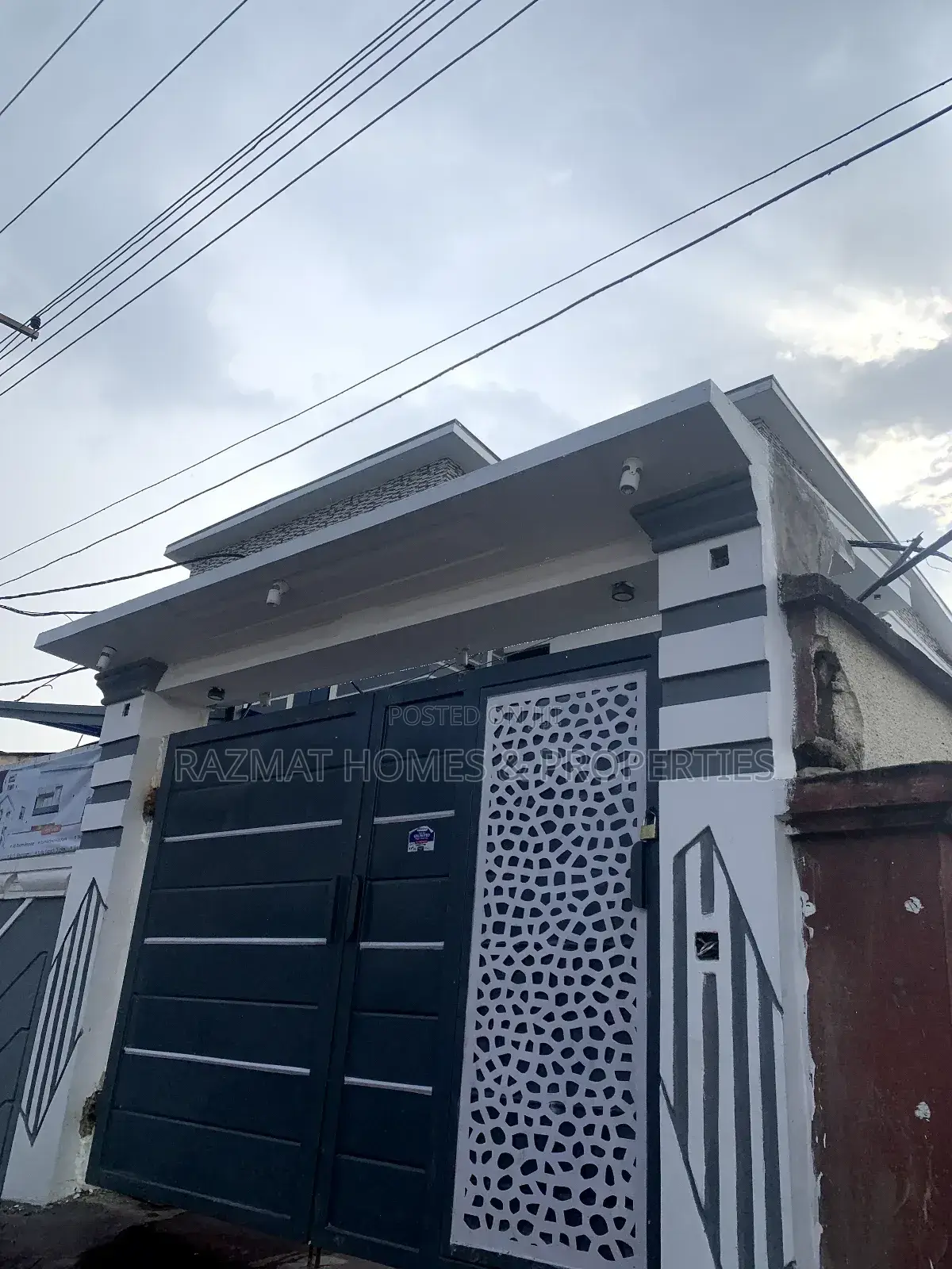 4bdrm Duplex in Medina for sale