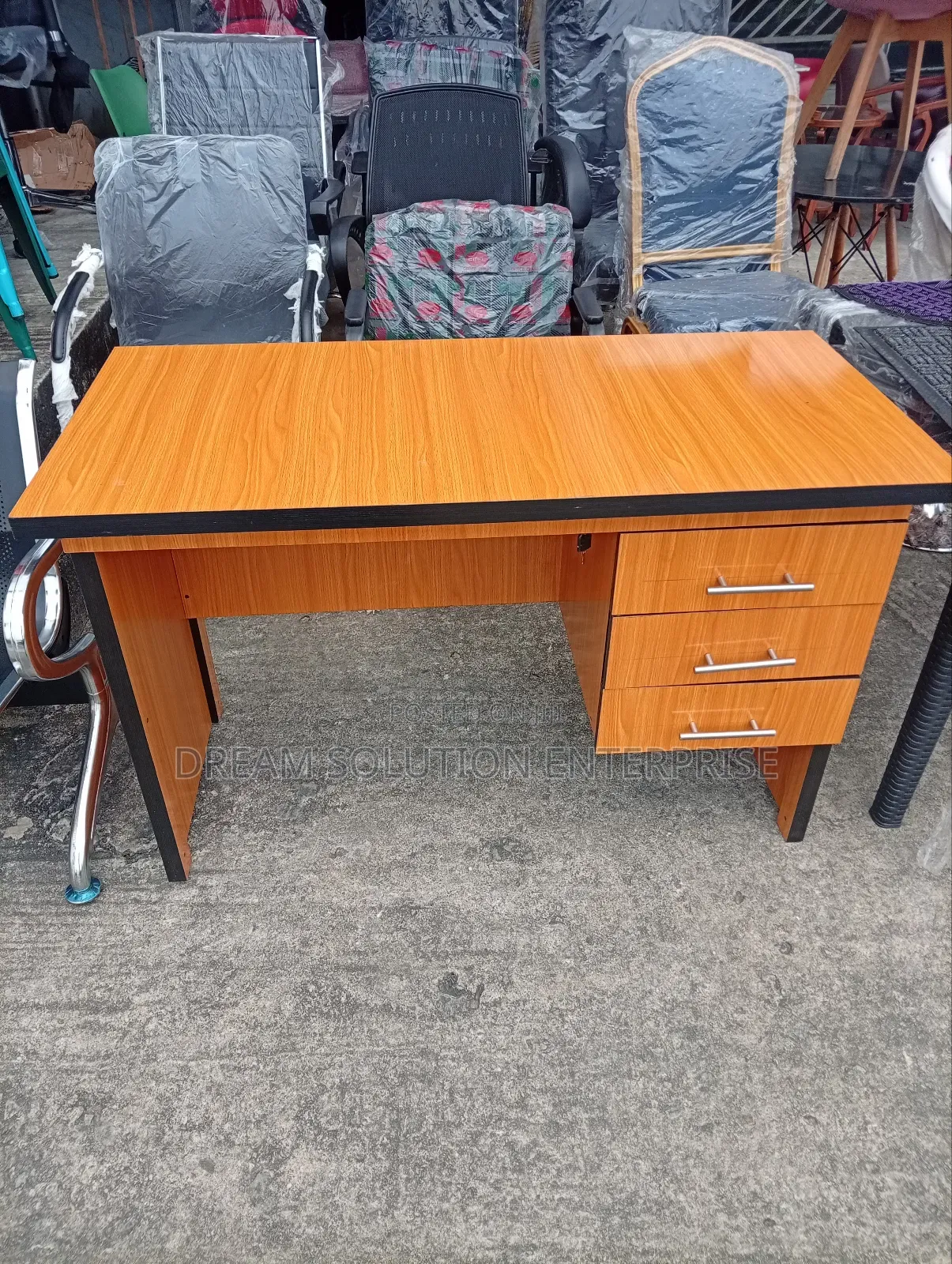 Quality 4 Feet Table With Drawers