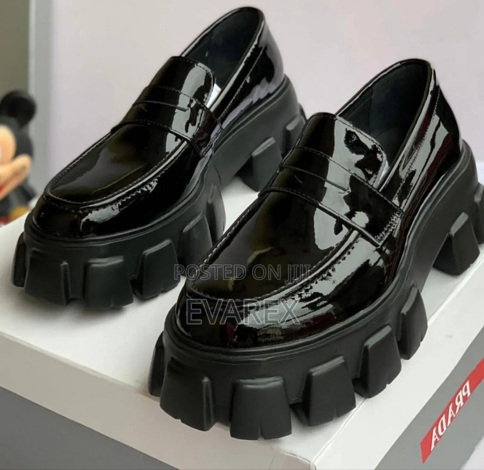 Quality Men's Black Shoe, High Hill Teeth.