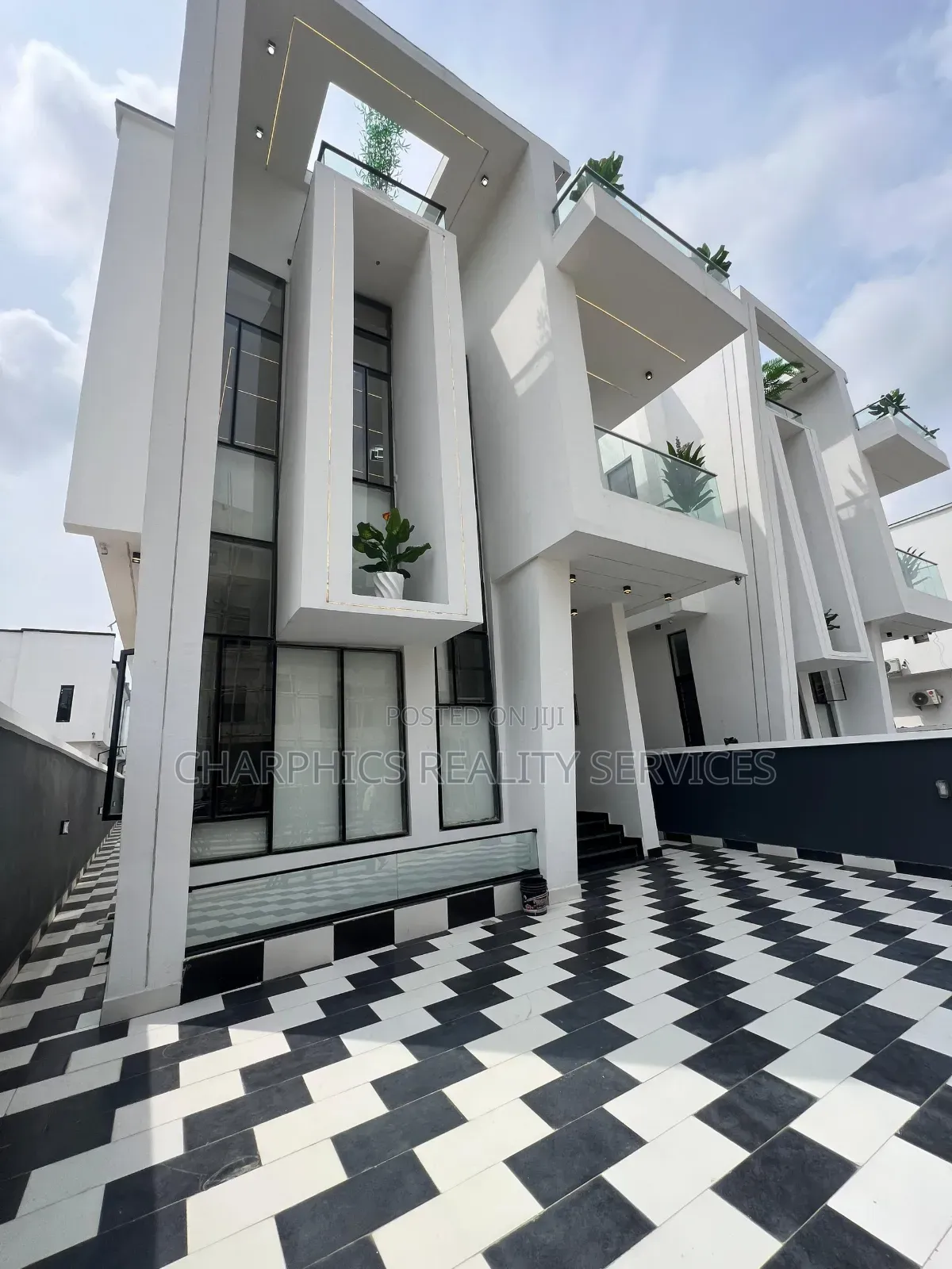 5bdrm Duplex in Chevron for sale