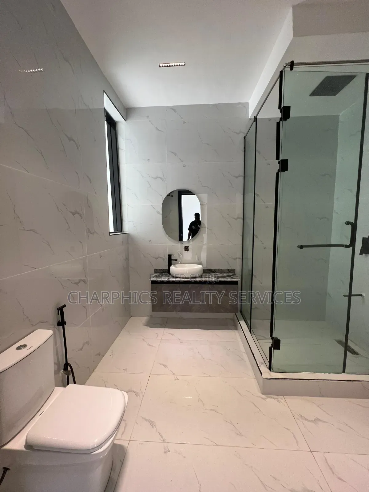 5bdrm Duplex in Chevron for sale