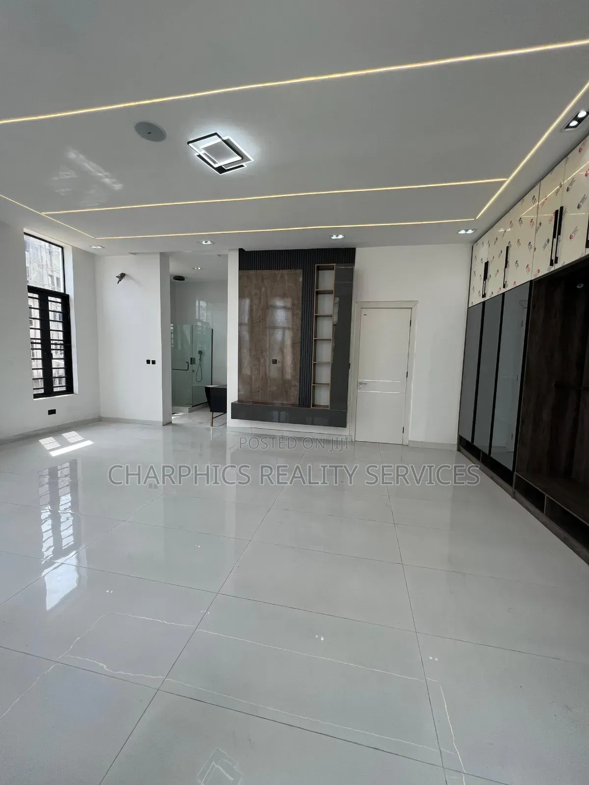 5bdrm Duplex in Chevron for sale