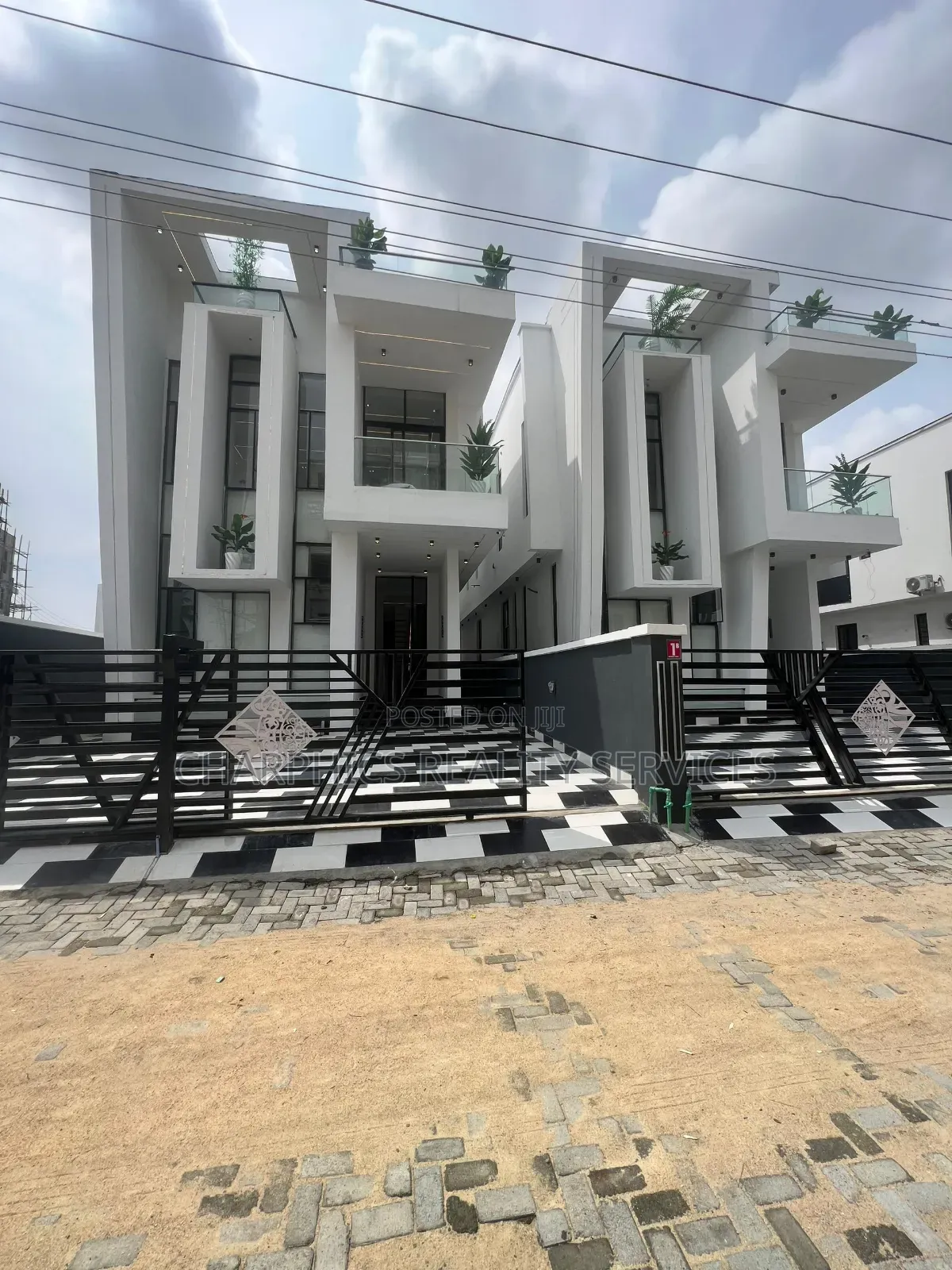 5bdrm Duplex in Chevron for sale