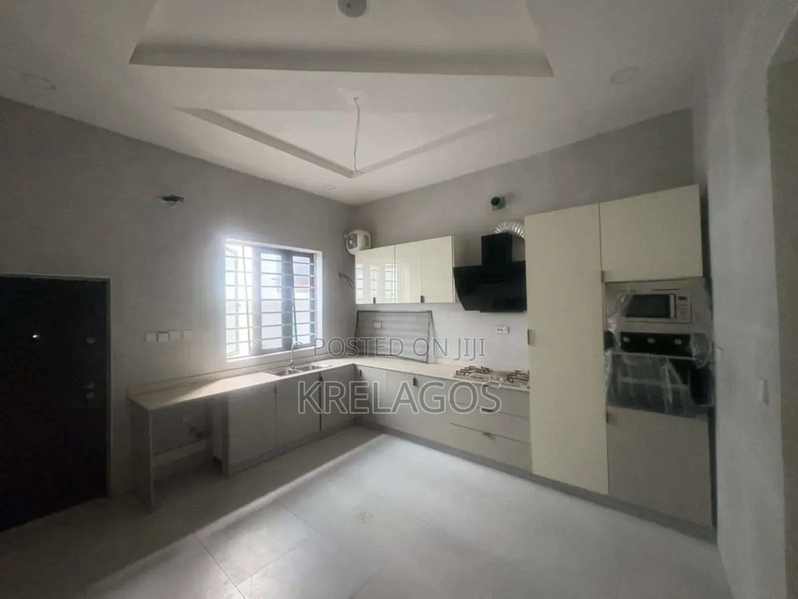 5bdrm Duplex in Chevron for sale