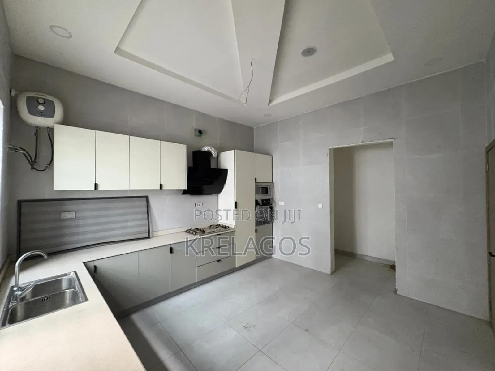 5bdrm Duplex in Chevron for sale