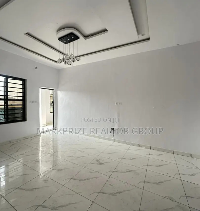 3bdrm Apartment in Surulere Lagos for sale