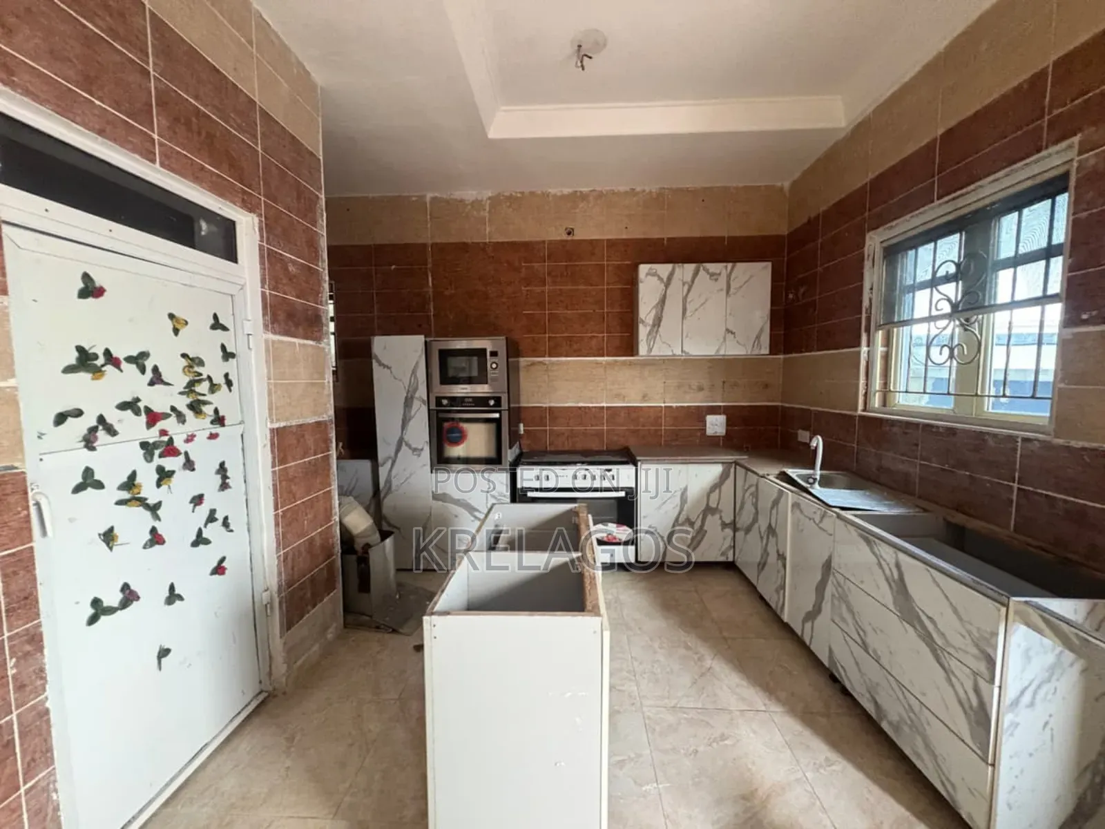 5bdrm Duplex in Chevron for sale