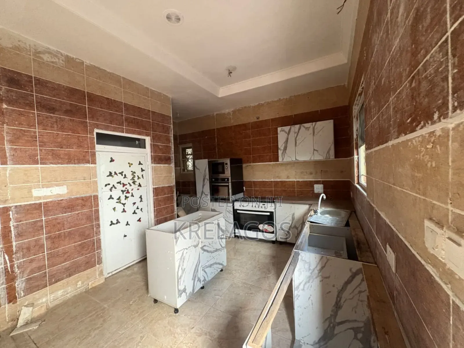 5bdrm Duplex in Chevron for sale