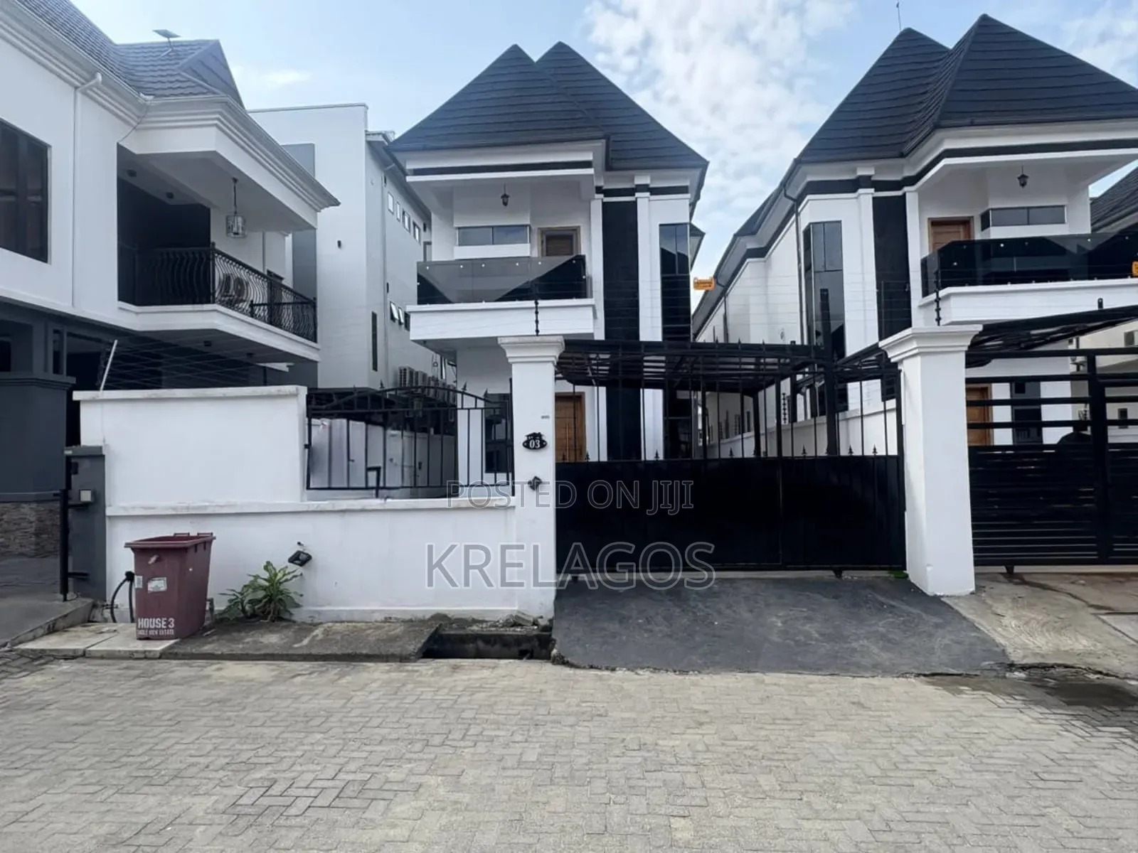 5bdrm Duplex in Chevron for sale
