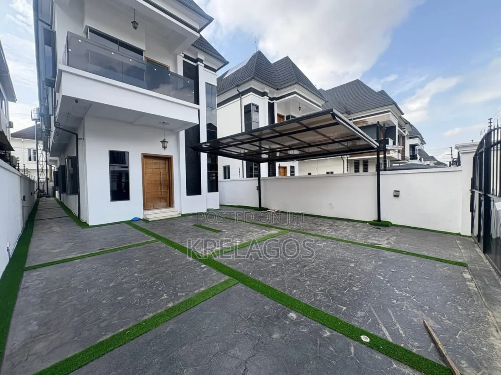 5bdrm Duplex in Chevron for sale