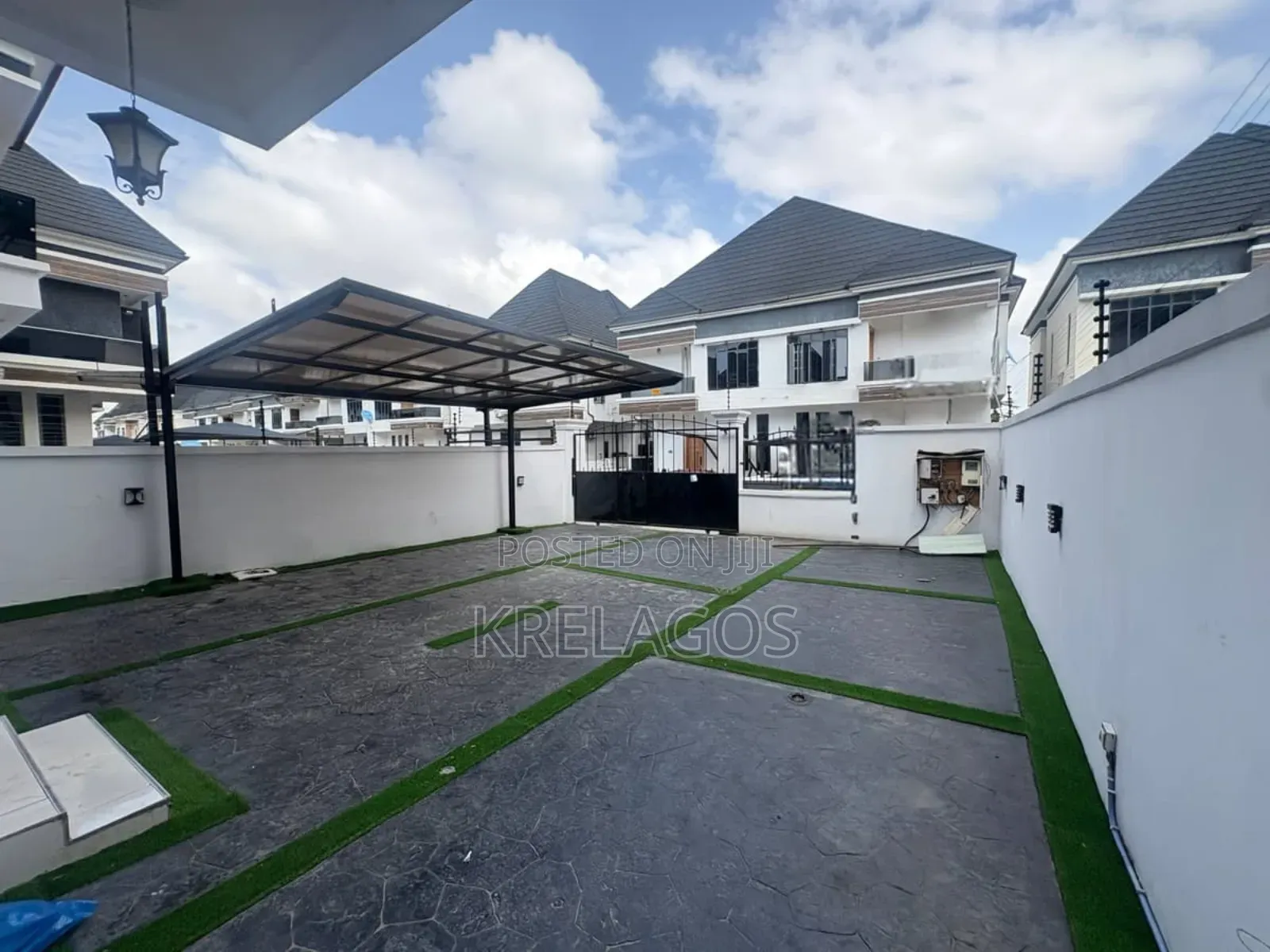5bdrm Duplex in Chevron for sale