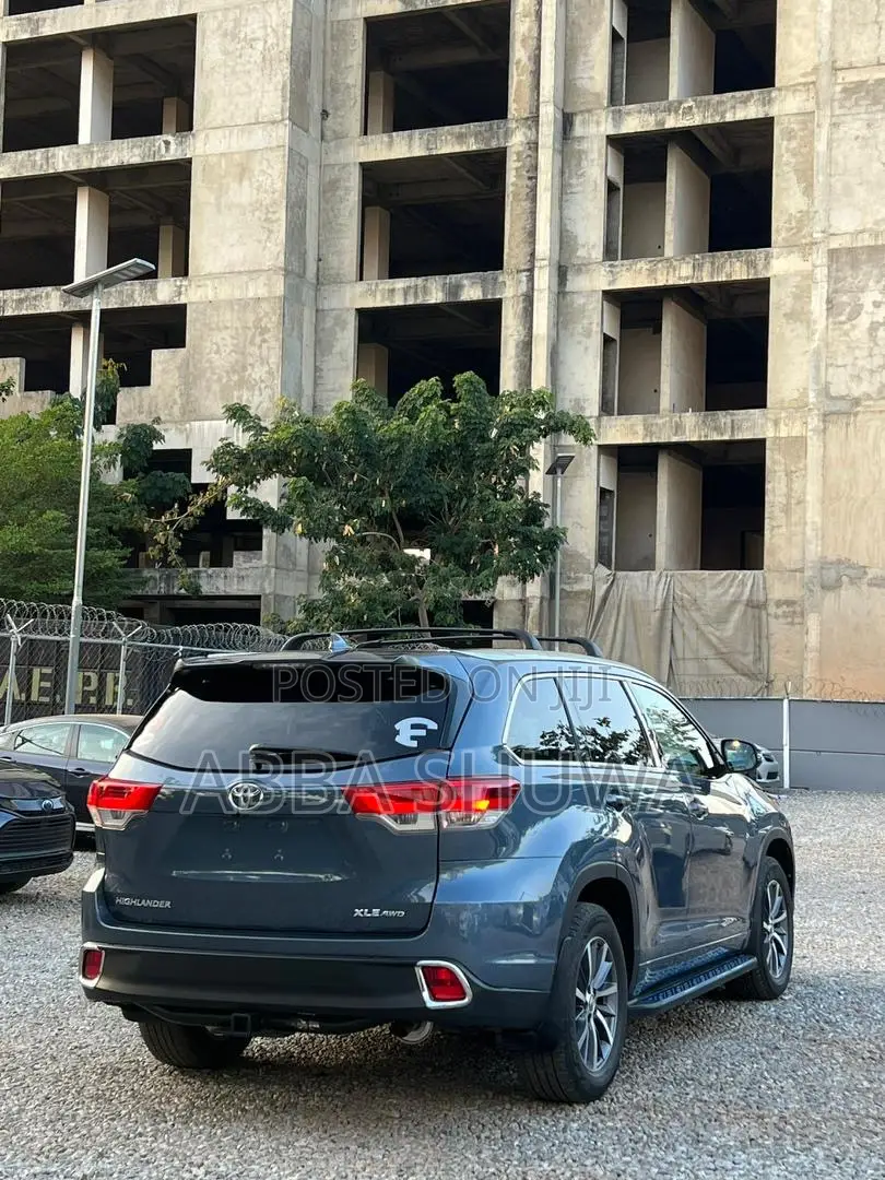 Toyota Highlander XLE 4x4 V6 (3.5L 6cyl 8A) 2018 Blue