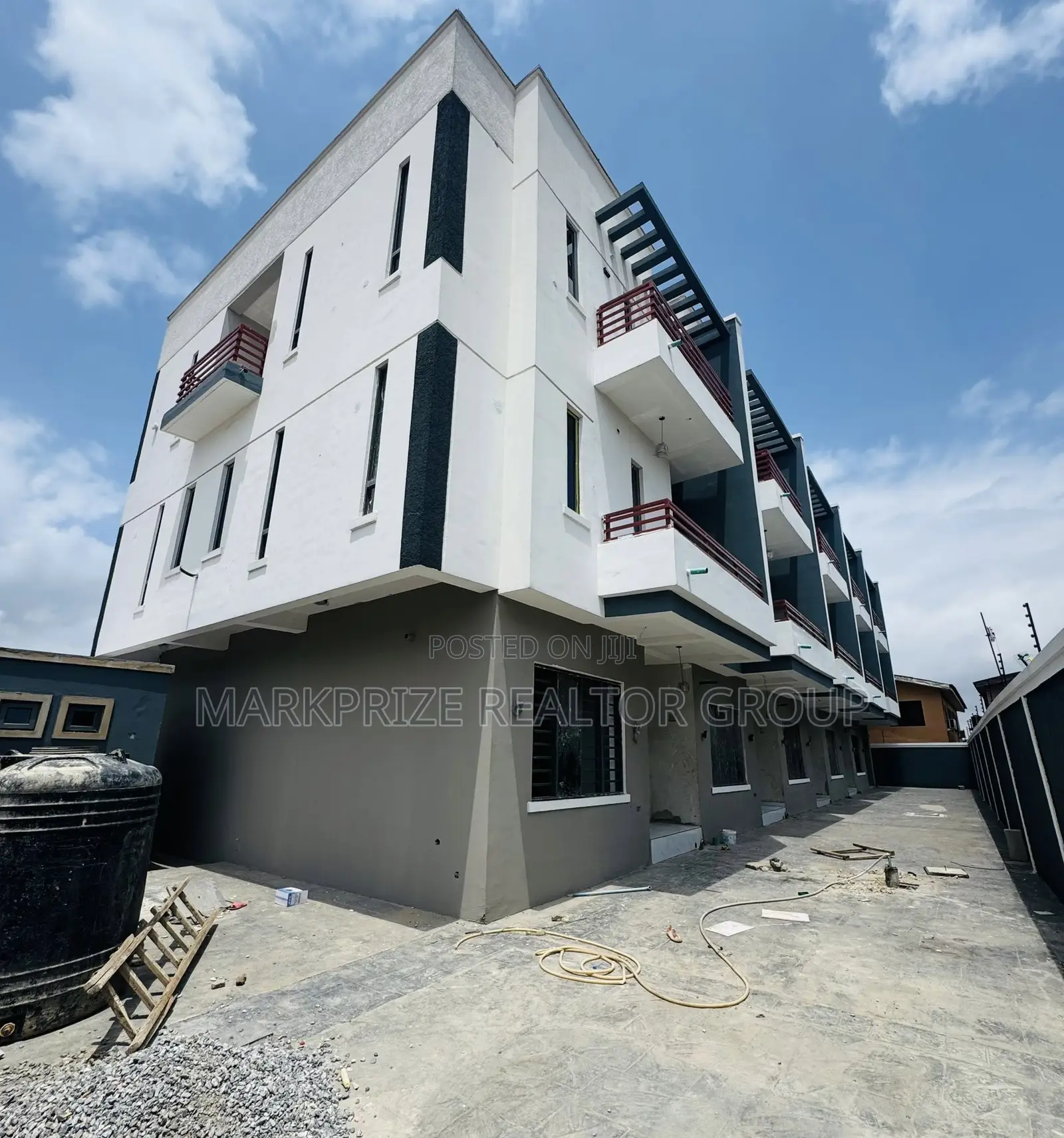 4bdrm Duplex in Magodo Olowora Lagos for sale